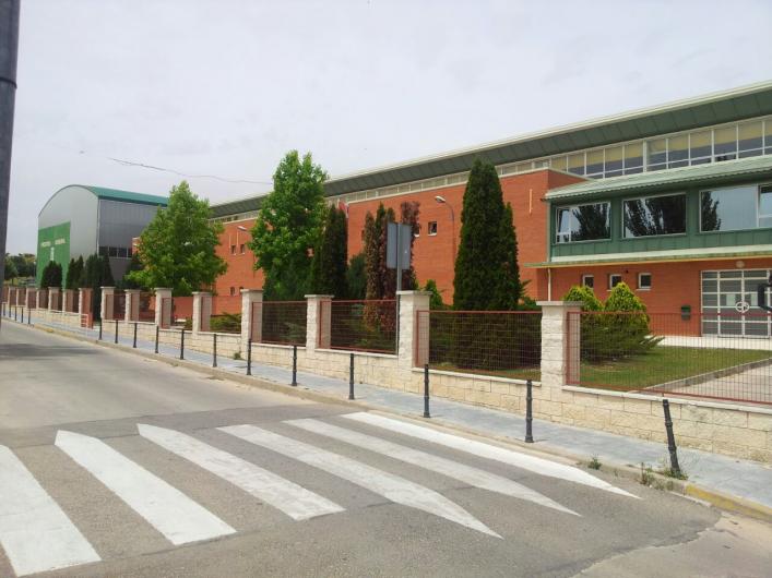 El Polideportivo Municipal San Blas es la principal instalación deportiva cubierta de Cabanillas del Campo, de 2.800 metros cuadrados, la cancha central está rodeada de un graderío con capacidad para casi 800 de espectadores sentados.